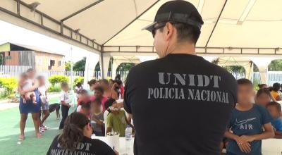 Agentes de la Unidad de Investigación de Delitos Transnacionales dan charlas sobre los peligros de la migración irregular en Manta, Manabí. 