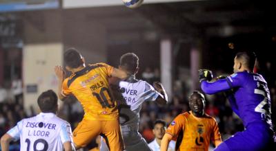 Jugadores de Libertad y Universidad Católica disputan una pelota en el área, durante el partido de la Fecha 12 de la LigaPro, el 26 de mayo de 2023. 