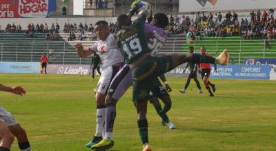 Jugadores de Orense y Cumbayá disputan una pelota en el área, el 27 de mayo de 2023. 