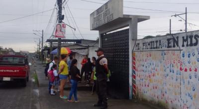 Un policía brinda seguridad en una escuela de Esmeraldas, el 16 de enero de 2023.