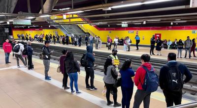 Usuarios del Metro de Quito en la estación San Francisco, el 9 de mayo de 2023.