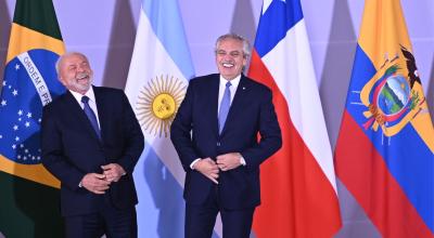 El presidente de Brasil, Lula da Silva, habla con el presidente de Argentina, Alberto Fernández, durante la cumbre suramericana el 30 de mayo de 2023, en Brasilia.