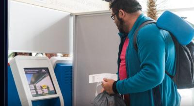 Un pasajero se registra antes de su vuelo en el Aeropuerto Internacional de Guayaquil, el 4 de abril de 2023.