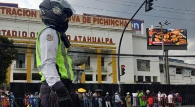 Agente de la Agencia Metropolitana de Tránsito en el sector del estadio Olímpico Atahualpa.