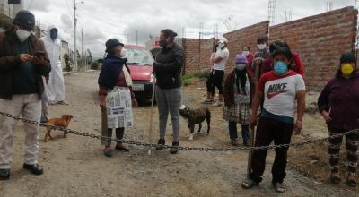 En la comunidad de San Alfonso, en Tungurahua, han colocado un control al ingreso para que personas extrañas al sitio no puedan ingresar.
