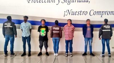 Presuntos integrantes de Los Lobos, detenidos en Quito por la Policía.
