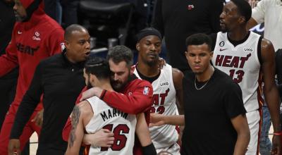 Los jugadores de Miami Heat festejan la victoria ante Denver Nugetts, en el segundo partido de las Finales de la NBA, el 4 de junio de 2023. 