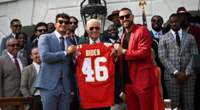 Travis Kelce y Patrick Mahomes le entregan una camiseta al presidente de los Estados Unidos, Joe Biden, durante una celebración para los Chiefs, campeones del Super Bowl 2023, el 5 de junio.