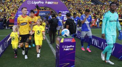 Los jugadores de Barcelona y Emelec saltan a la cancha del estadio Banco Pichincha, en Guayaquil, el 3 de junio de 2023.