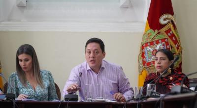 El alcalde de Cuenca, Cristian Zamora (centro), junto a la ministra de la Mujer, Paola Flores, y la vicealcaldesa Marisol Peñaloza, en la Mesa de Erradicación de la Violencia y Género. 