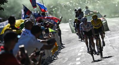 Tadej Pogacar (blanco) y Jonas Vingegaard (amarillo), durante la Etapa 12 del Tour de Francia, el 14 de julio de 2022. 