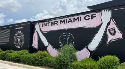 Fotografía de un mural del Inter Miami en el estadio DRV PNK, el 8 de junio de 2023.