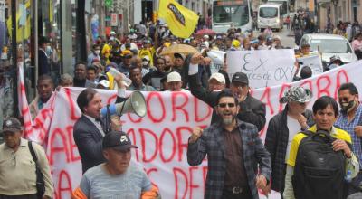 Imagen referencial. Manifestación de los extrabajadores de Cervecería Nacional, en una calle de Quito. 