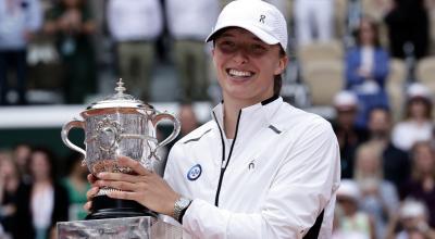 La tenista Iga Swiatek Roland Garros celebra con su trofeo tras consagrarse campeona en Roland Garros, el 10 de junio de 2023.
