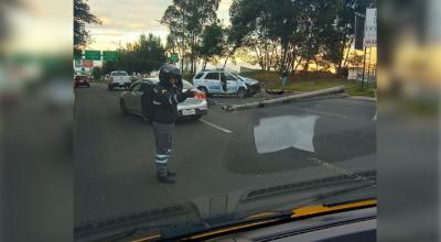 Un patrullero se impactó contra un poste de luz en la avenida Simón Bolívar, el 11 de junio de 2023.