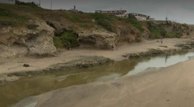 Vista frontal de una parte del canal de agua de Punta Carnero, Santa Elena. 