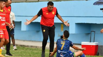 El DT venezolano César Farías reacciona tras agredir a un jugador de Delfín en Manta, el 11 de junio de 2023.