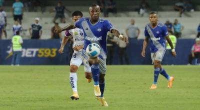 Miller Bolaños, de Emelec, conduce una pelota en el partido ante Gualaceo, en Guayaquil, el 12 de junio de 2023.