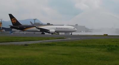 Un arco de agua se formó en la pista del aeropuerto de Guayaquil, para despedir a la aerolínea de carga UPS, el 11 de junio de 2023. 