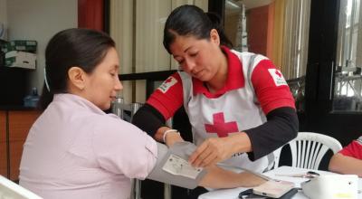 Una mujer dona sangre, el 22 de mayo de 2023 en Guayaquil.