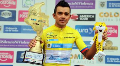 El ciclista Fabio Duarte posa con el trofeo y el peluche de campeón de la Vuelta a Colombia 2022.