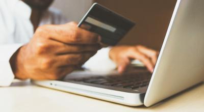 Imagen referencial de una persona realizando una compra por Internet con tarjeta de crédito o débito. 