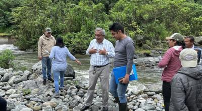 Franklin Pico, gerente de Hidrotambo, junto a Diego Hernández, abogado del proyecto Dulcepamba, el 24 de enero de 2023, durante una inspección del Ministerio del Ambiente. 