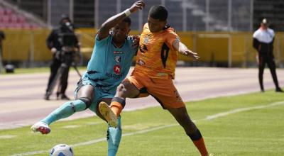 Renny Simistierra, de Libertad, disputa un balón en el estadio Atahualpa, el 17 de junio de 2023.