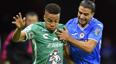 Byron Castillo disputa una pelota durante un partido con el León de México, el 8 de octubre de 2022.