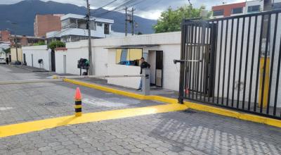 Un guardia privado vigila la entrada de vehículos en una calle pública del norte de Quito, el 14 de junio de 2023.