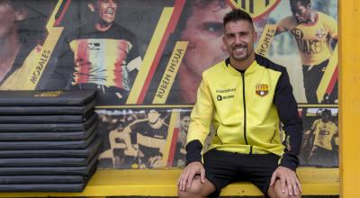 Jonatan Bauman posa con el uniforme de Barcelona en el estadio Banco Pichincha, en junio de 2023. 