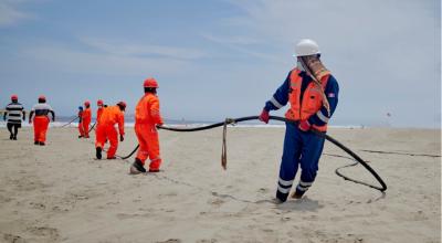 Personal de la empresa Claro instalando en Perú el cable Mistral, que también cruza por Ecuador, en 2021. 