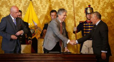 El presidente Guillermo Lasso cuando posesionó a Paco Moncayo como Consejero de Gobierno para la Seguridad Nacional, el 23 de abril de 2023. 