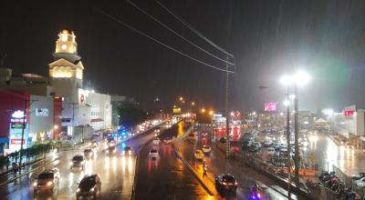 Panorámica de Guayaquil durante una noche de lluvia en el norte de la ciudad, el 13 de junio de 2023. 