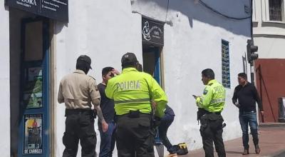 Policías en los exteriores de un local comercial que fue robado en el centro de Cuenca. 