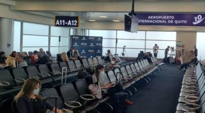 Imagen referencial de pasajeros en el Aeropuerto Internacional Mariscal Sucre de Quito, el 17 de febrero de 2023. 