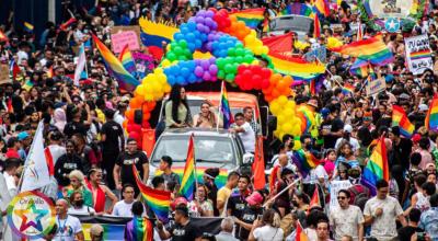 Colectivos desfilan en el centro de Guayaquil, durante la marcha del Orgullo Gay en 2022. 