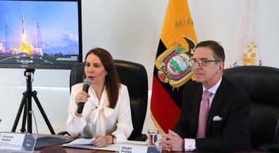 La ministra de Telecomunicaciones, Vianne Maino, junto al representante de la empresa Hughes de internet satelital, el 22 de junio de 2023. 