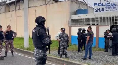 Personal policial afuera del centro de rehabilitación social de Machala, El Oro, el 23 de junio de 2023. 