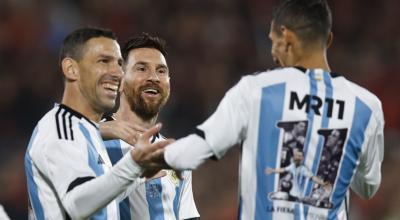 Lionel Messi y Ángel di María acompañan a Maxi Rodríguez en su partido de despedida en el estadio Coloso Marcelo Bielsa en Rosario, el 24 de junio de 2023.