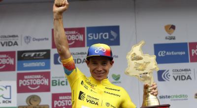 Miguel Ángel 'Superman' López del Team Medellín celebra tras ganar la edición 73 de la Vuelta a Colombia, en el municipio de La Ceja, Antioquia, el 25 de junio de 2023.