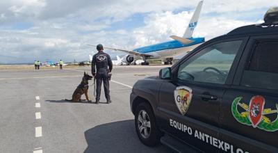 Agentes policiales custodian el avión de KLM que arribó a Quito este 25 de junio de 2023, procedente de Amsterdam.