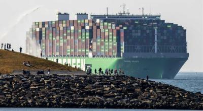 Imagen referencial. Un buque con contenedores arriba al puerto de Róterdam, en Holanda. 