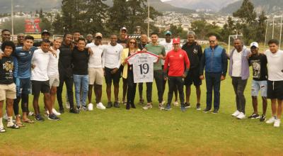 Ronie Carrillo sostiene una camiseta de El Nacional junto a sus compañeros, dirigentes y cuerpo técnico, el 30 de junio de 2023.