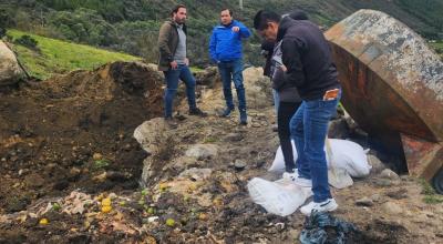 Técnicos de la Comisión de Gestión Ambiental inspeccionan una zona contaminada en el Cajas. 