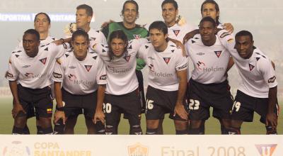Los jugadores de Liga de Quito posan para una foto antes de la final de la Copa Libertadores, en julio de 2008.