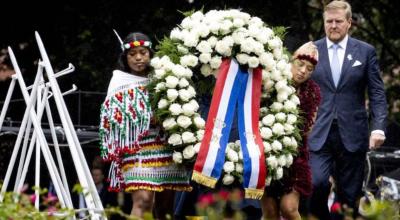 El rey Guillermo Alejandro de los Países Bajos deposita una ofrenda floral por el Día Nacional de Conmemoración de la Esclavitud, el 1 de julio de 2023.