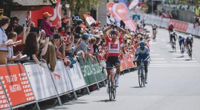 Jhonatan Narváez festeja su victoria en la Etapa 3 del Tour de Austria, el 4 de julio de 2023. 