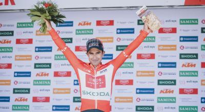 Jhonatan Narváez levanta los brazos en el podio del Tour de Austria, el miércoles 5 de julio de 2023.