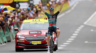 Jai Hindley levanta sus brazos y festeja su triunfo en la Etapa 5 del Tour de Francia, el 5 de julio de 2023.